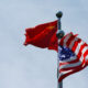 Bandeiras da China e dos EUA em reunião comercial em Xangai 30/07/2019 REUTERS/Aly Song