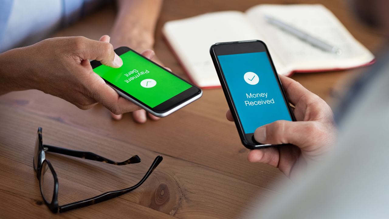Guerra dos apps: Entre WhatsApp e Pix, qual a melhor opção para transferir dinheiro?