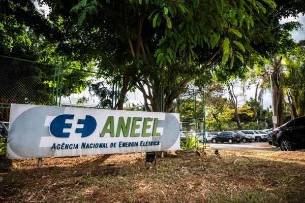 Aneel limita dividendos de distribuidoras de energia incluindo Cemig e CEB