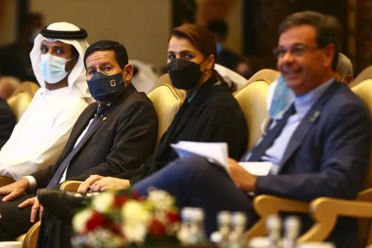 O ministro da Economia dos Emirados Árabes Unidos, Abdulla bin Touq Al Marri, o vice-presidente Hamilton Mourão, a ministra do Meio Ambiente e Mudanças Climáticas dos EAU, Mariam Bint Mohammed Al Mheiri, e o ministro do Turismo, Gilson Machado,