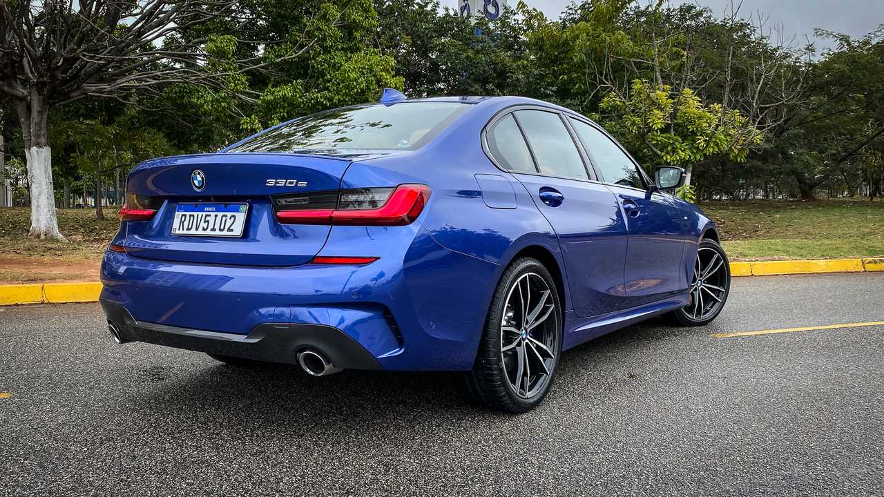 BMW 330e M Sport tem 292 cv e pode fazer 26,8 km/l em autonomia