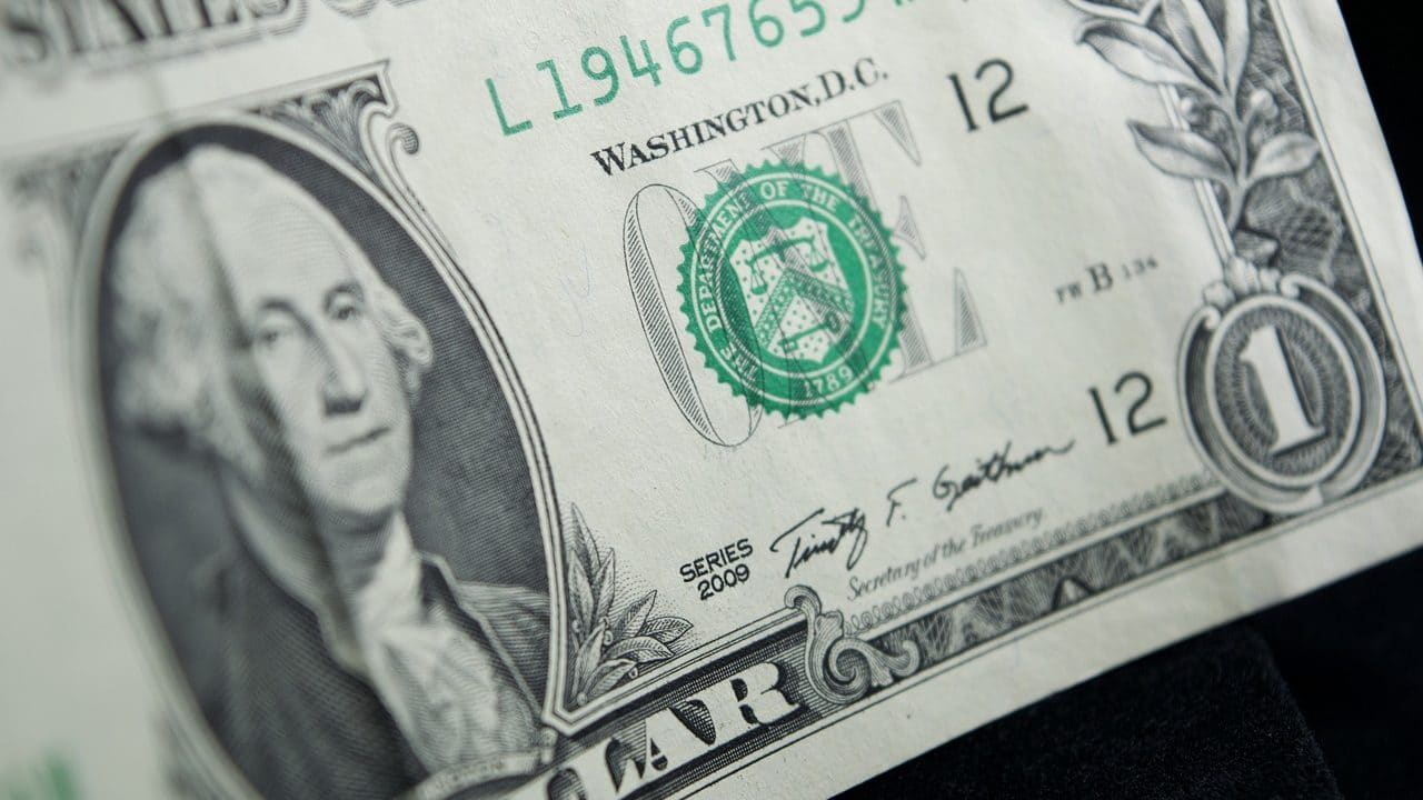 Dólar recua para menos de R$ 5 pela primeira vez em sete meses