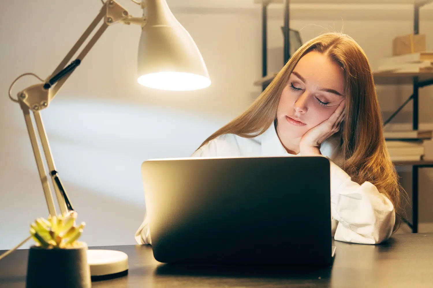 Dorme com a luz acesa? Então saiba os riscos que essa prática envolve