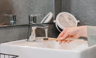 Evite molhar a sua escova de dente antes da escovação
