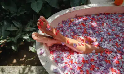 Como fazer um banho de rosas vermelhas