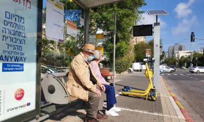 Idoso, esperando o ônibus