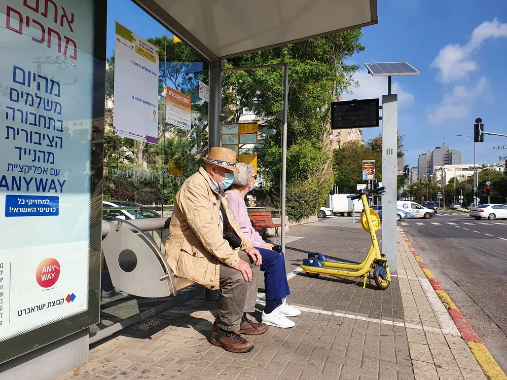 Idoso, esperando o ônibus