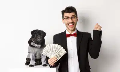 Homem com cachorro rico