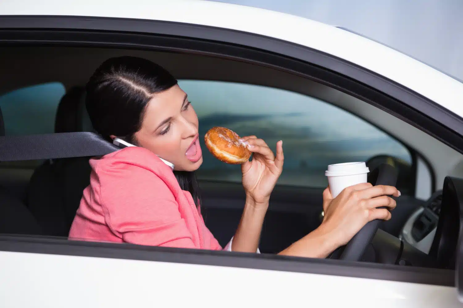 Mulher comendo dirigindo