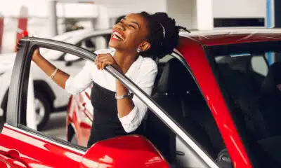 Mulher feliz no carro