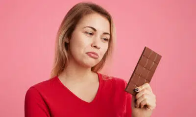 Mulher triste com chocolate
