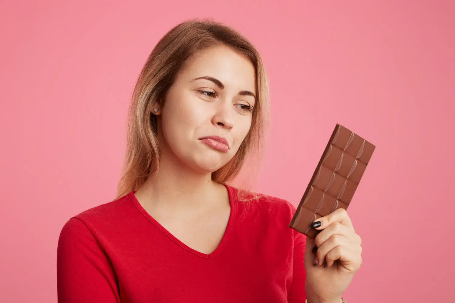 Mulher triste com chocolate