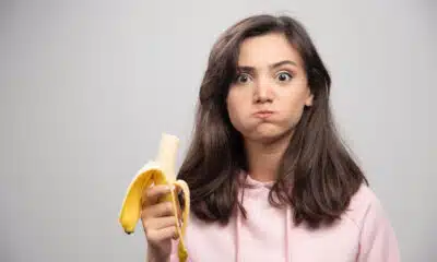 mulher comendo banana