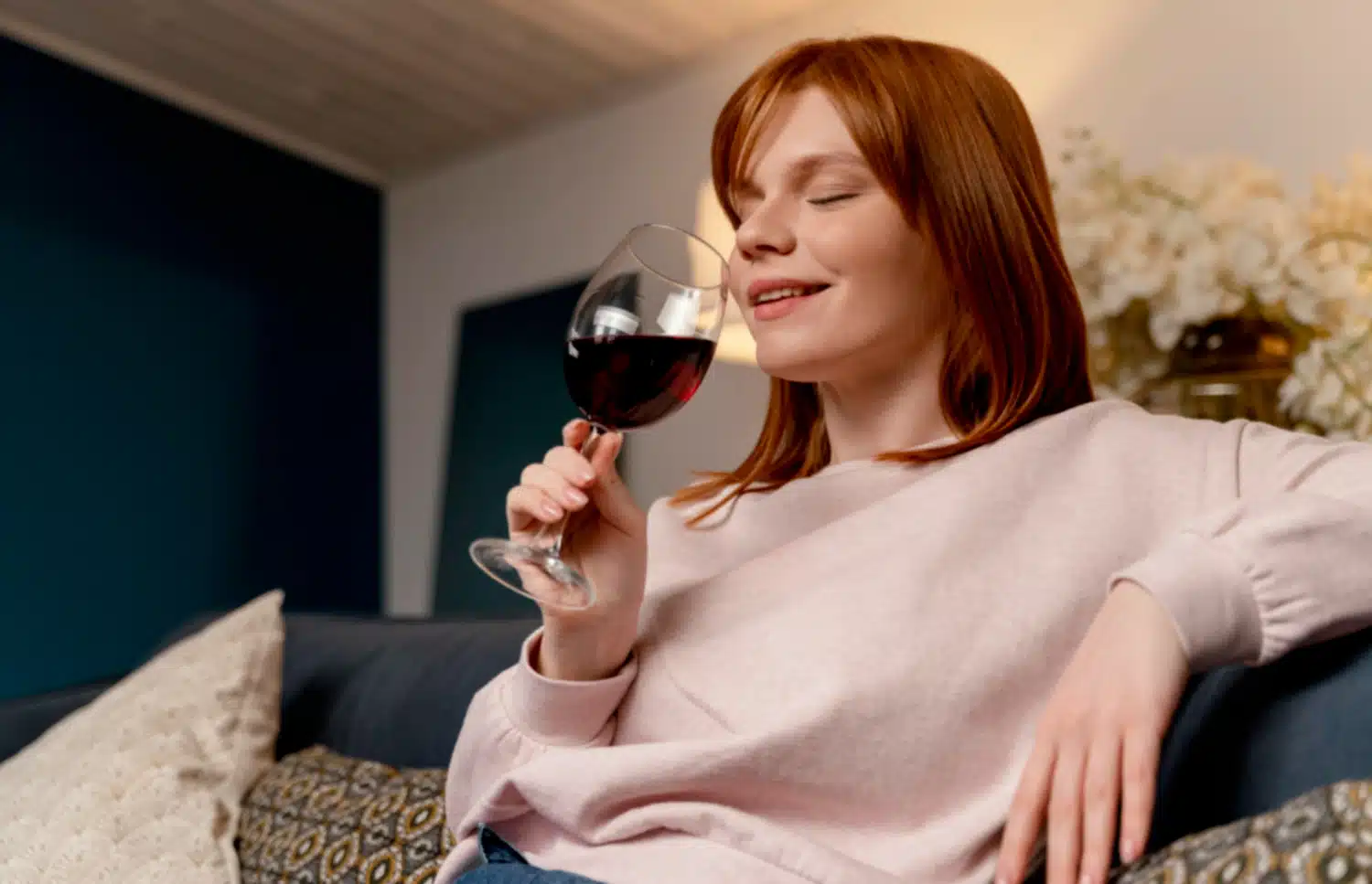 Mulher relaxando tomando vinho