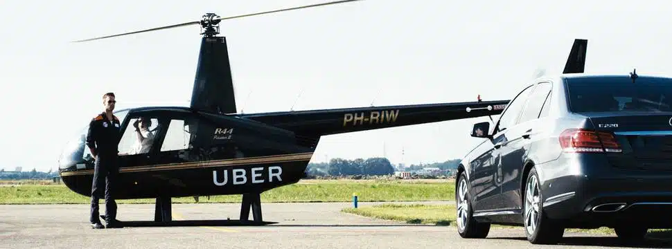 helicoptero da Uber ao lado de carro uber black 