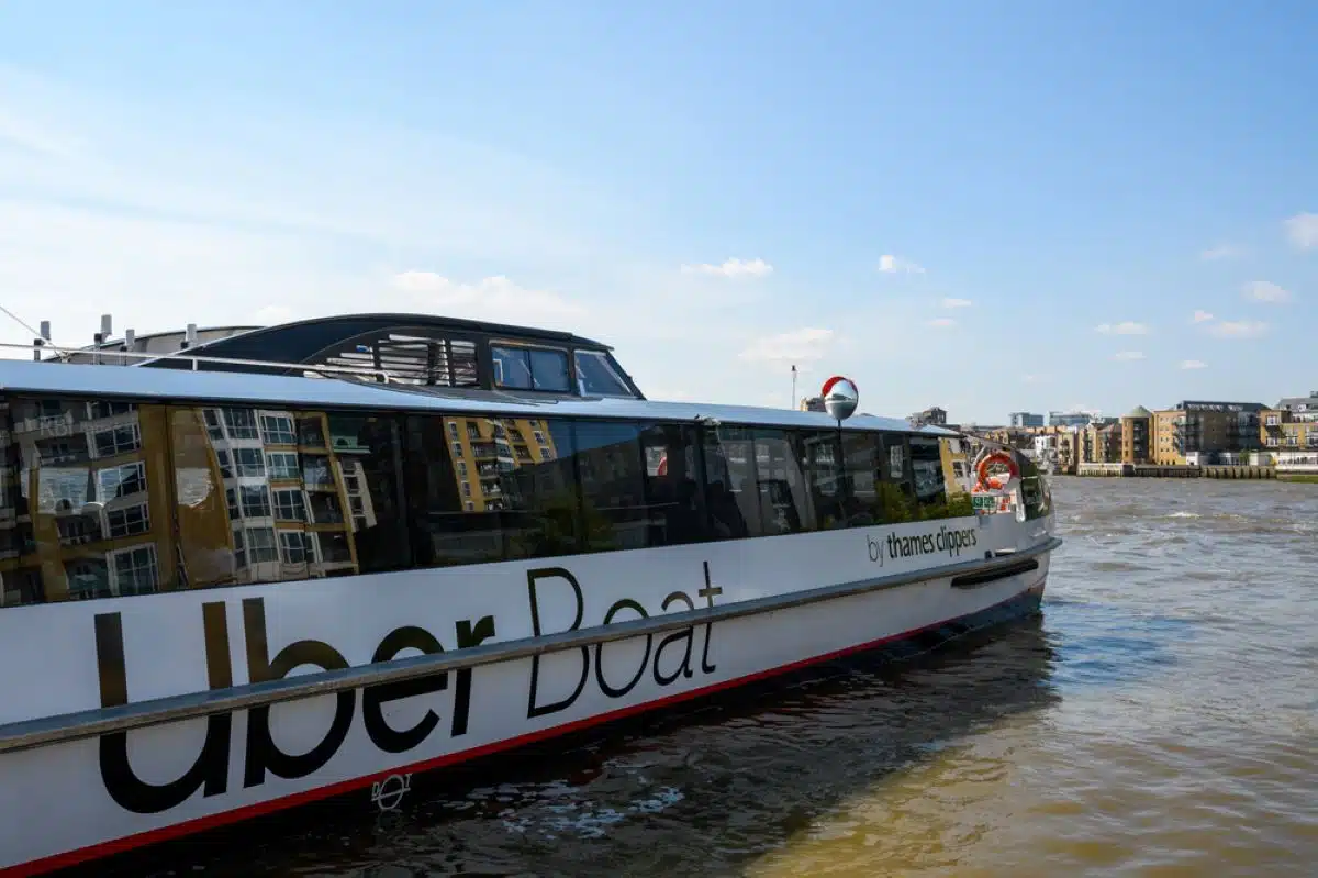 Barca do Uber Boat em mar 