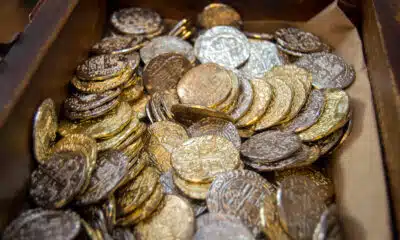 Tesouro da vida real: grupo encontra 600 moedas medievais avaliadas em R$ 930 mil