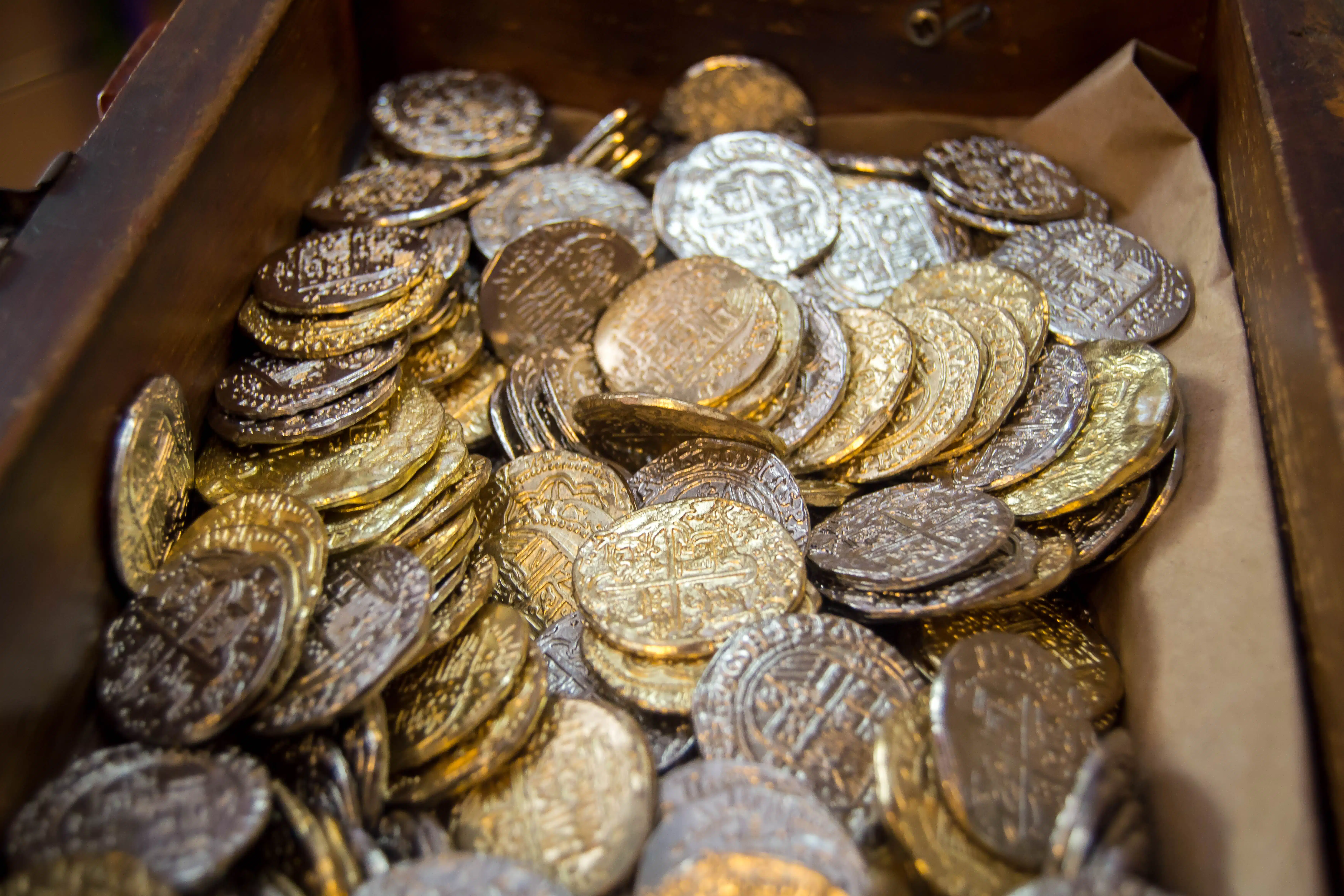 Tesouro da vida real: grupo encontra 600 moedas medievais avaliadas em R$ 930 mil