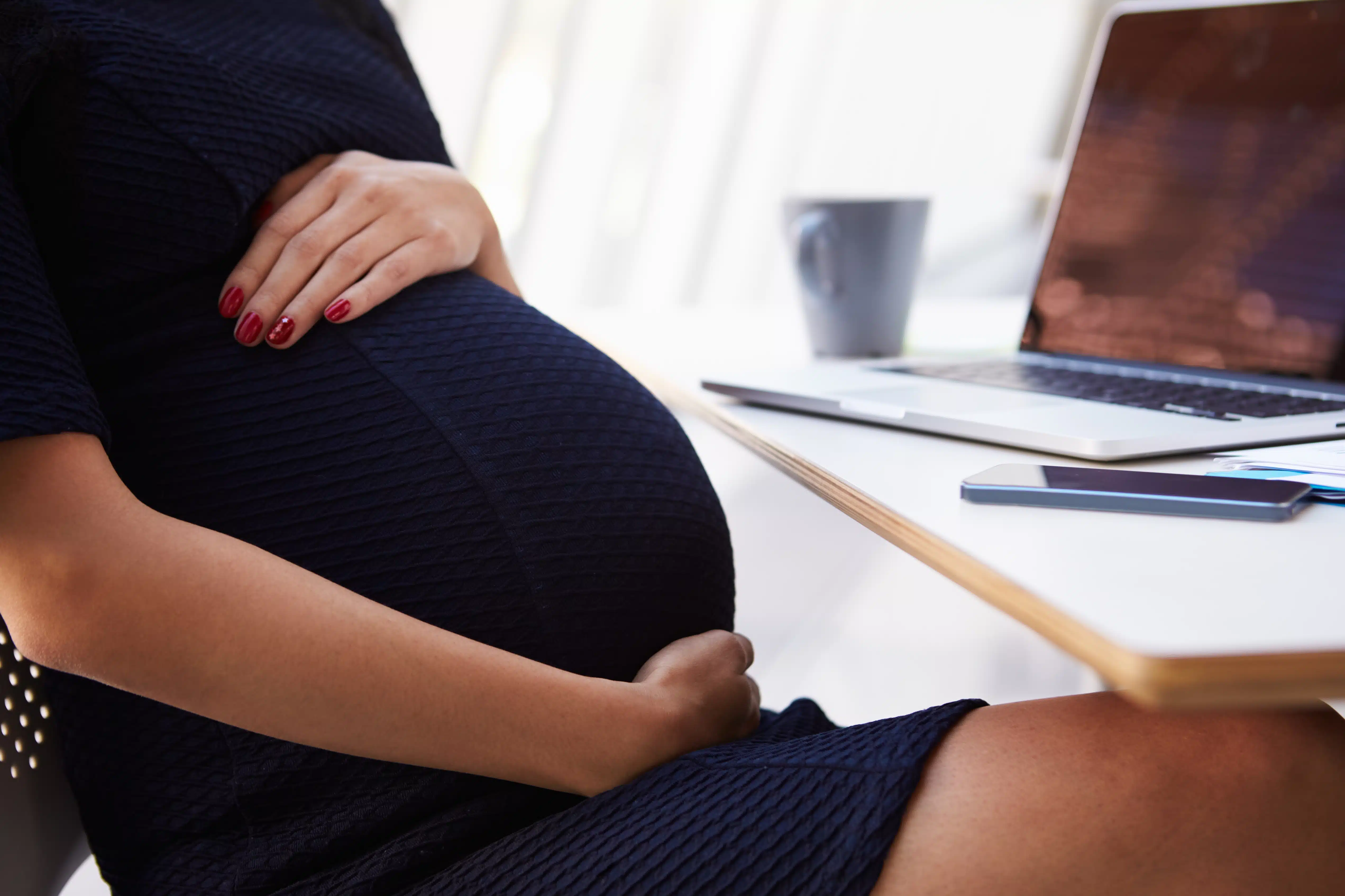 'Se estou grávida, posso ser demitida?': entenda como funciona a lei para as gestantes