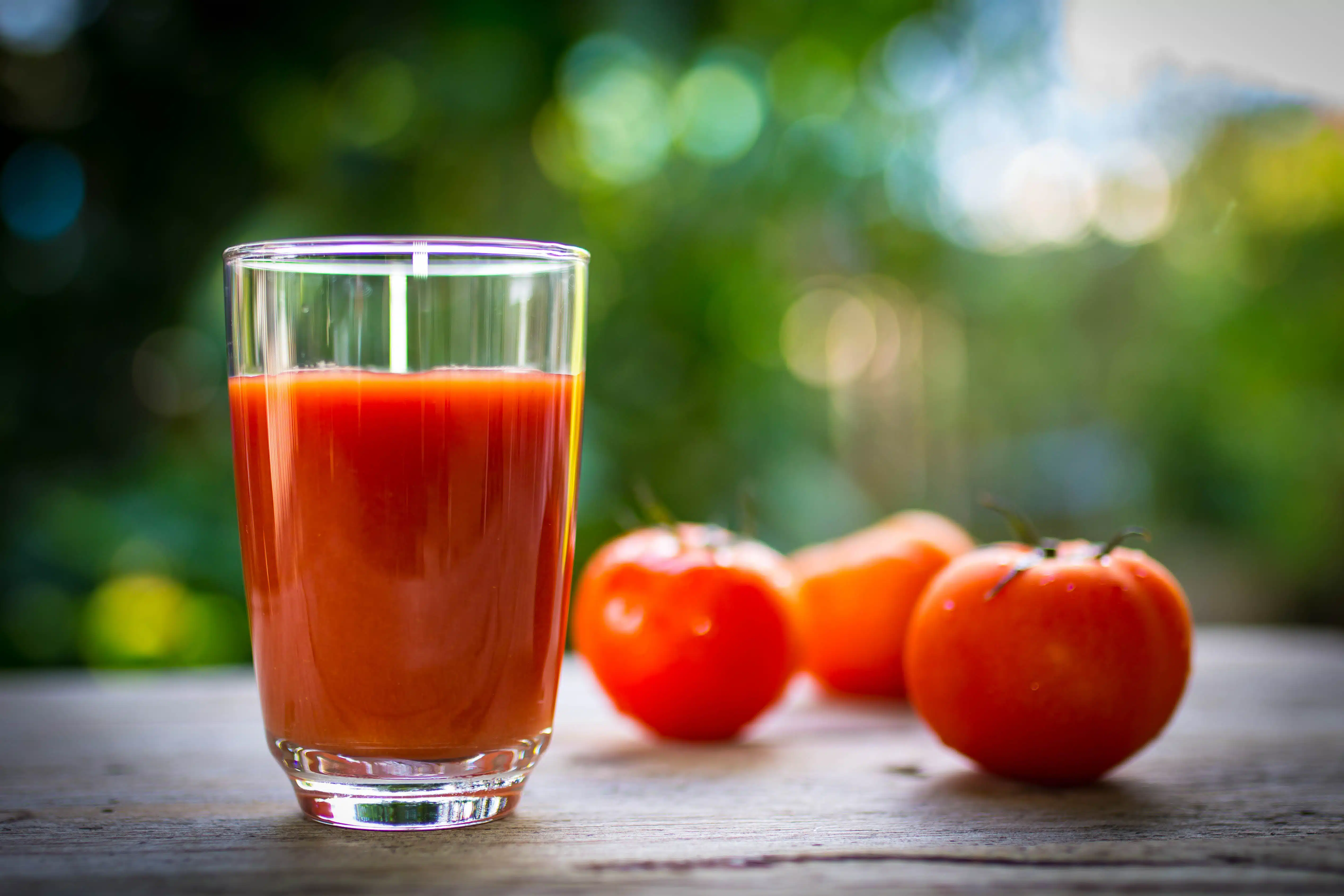 Tomate: um suco, um único ingrediente e múltiplos benefícios