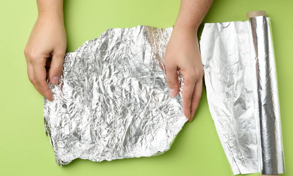 Entenda os riscos envolvidos ao utilizar papel alumínio para cozinhar