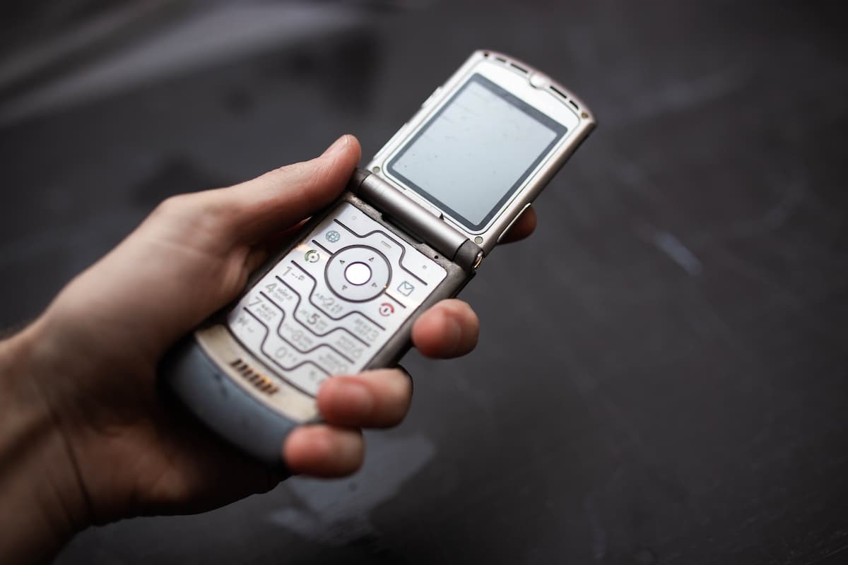 Motorola V3: relembre o celular de sucesso dos anos 2000