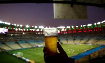 Bebidas alcoólicas serão vendidas novamente em estádios? Autoridades visam suspender proibição