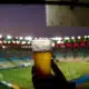 Bebidas alcoólicas serão vendidas novamente em estádios? Autoridades visam suspender proibição