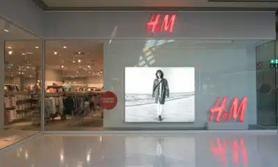 Imagem mostra uma loja da H&M.