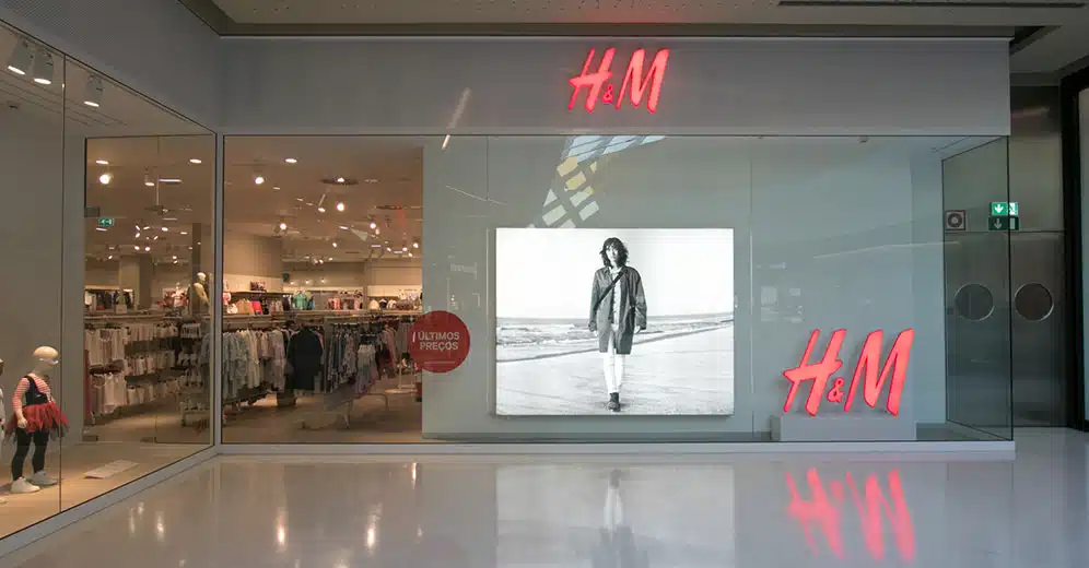 Imagem mostra uma loja da H&M.