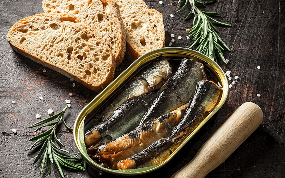 Mulher morre após comer sardinhas mal conservadas em restaurante na França