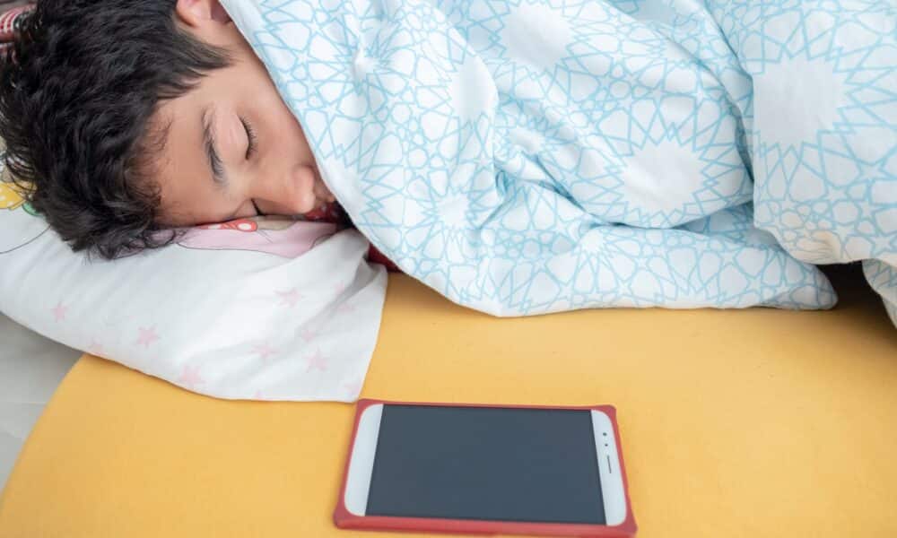 Celular en la cama: Conozca los riesgos