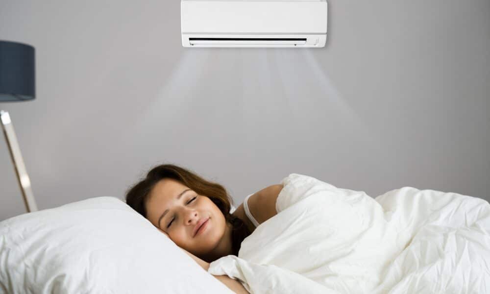 Are you thinking of sleeping with the air conditioner running?  Discover 5 reasons to rethink this decision