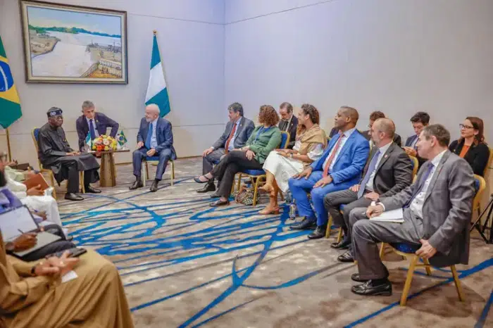 Imagem, da Agência Brasil, mostra o presidente Lula com líderes do continente africano.
