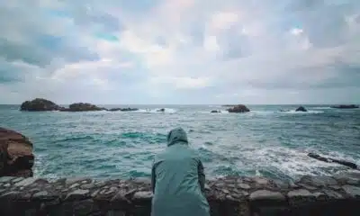Homem olha o mar da Espanha.