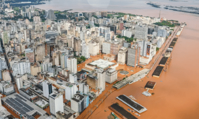 Imagem mostra Porto Alegre debaixo d'água.