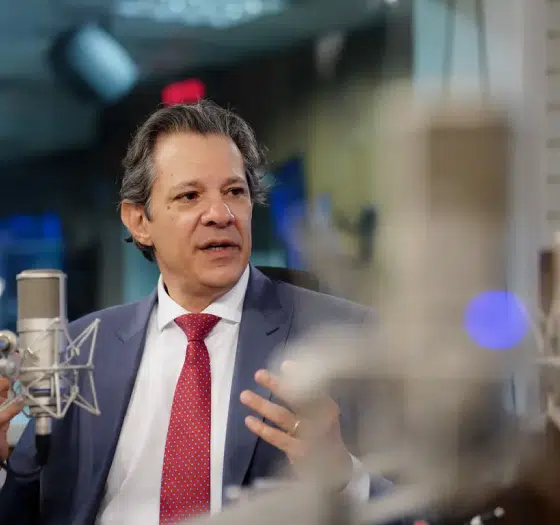 Ministro Haddad fala em rádio.