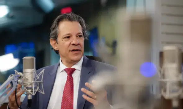 Ministro Haddad fala em rádio.