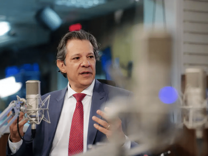 Ministro Haddad fala em rádio.