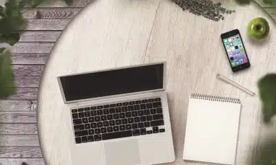 Imagem mostra um laptop sobre a mesa.