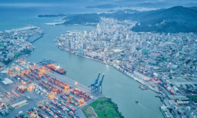 Imagem mostra o POrto de Itajaí de cima.