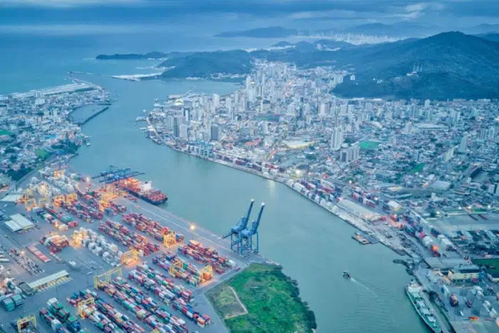 Imagem mostra o POrto de Itajaí de cima.