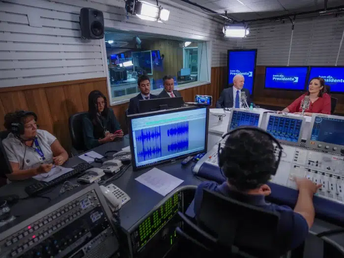 Presidente Lula fala em rádio do governo.