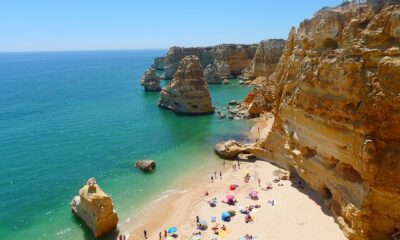 Imagem mostra uma das praias do Algarve, sul de Portugal.