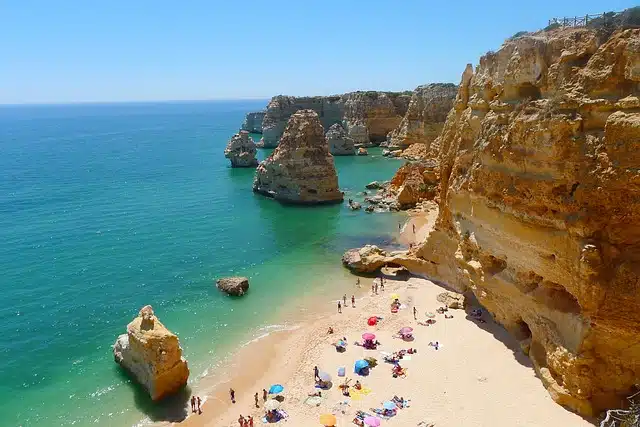 Imagem mostra uma das praias do Algarve, sul de Portugal.