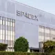 Imagem mostra a sede da SpaceX.