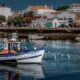 Imagem mostra um barco navegando por um canal de Tavira, no Algarve.