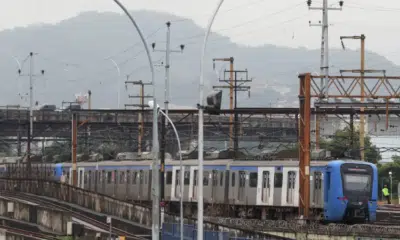 Imagem mostra um trem da Supervia; fonte Agência Brasil.