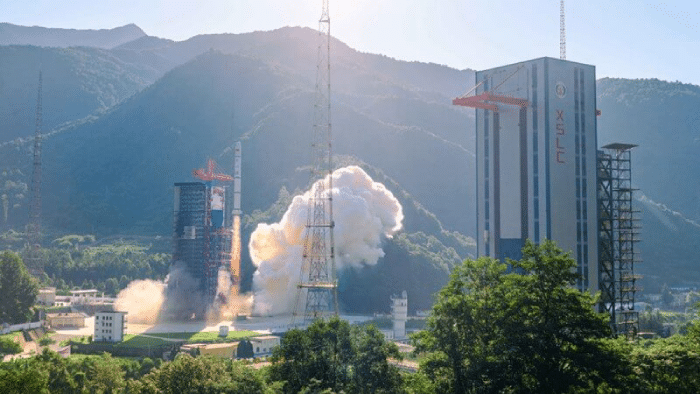 Imagem mostra o lançamento de um foguete na China.