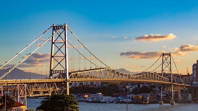 Imagem mostra importante ponte de Florianópolis.